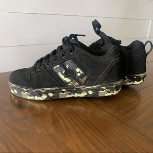 Boys Heelys skate shoes size 3 youth